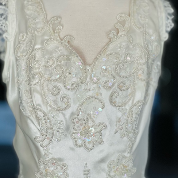 WORN 1x Wedding Dress. Satin w/lace, pearl beads & subtle sequins. Two stains - Picture 4 of 16